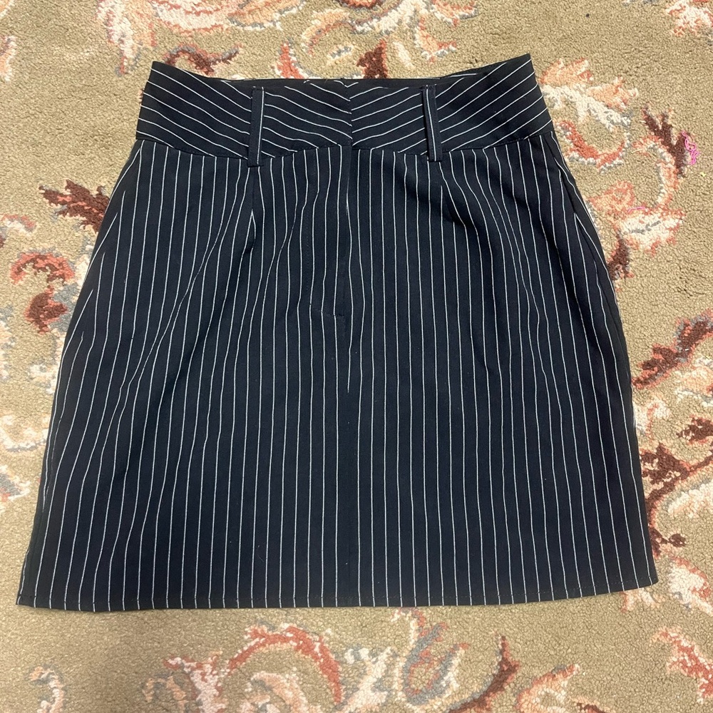 Pin striped mini skirt